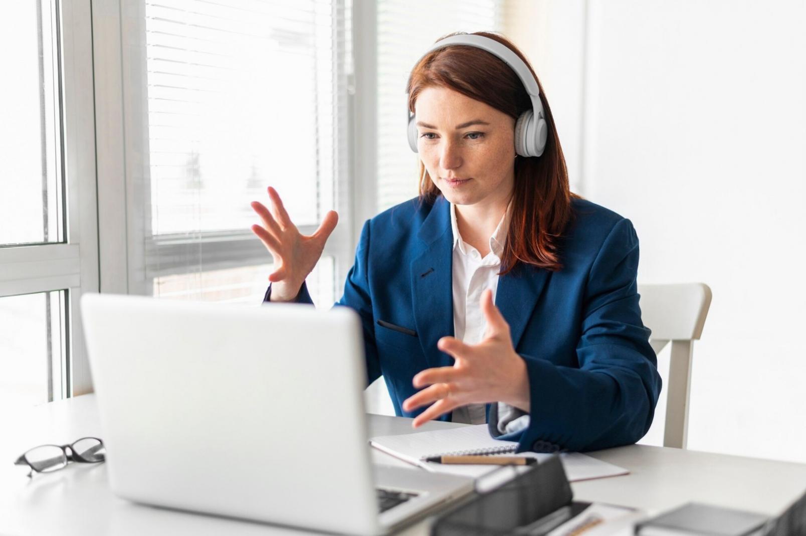 Person bei der Finanzplanung mit Laptop und Unterlagen